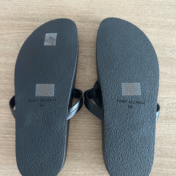 Tory Burch Black Sandals with Iconic Medallion
Cloud arch support - Picture 2 of 2